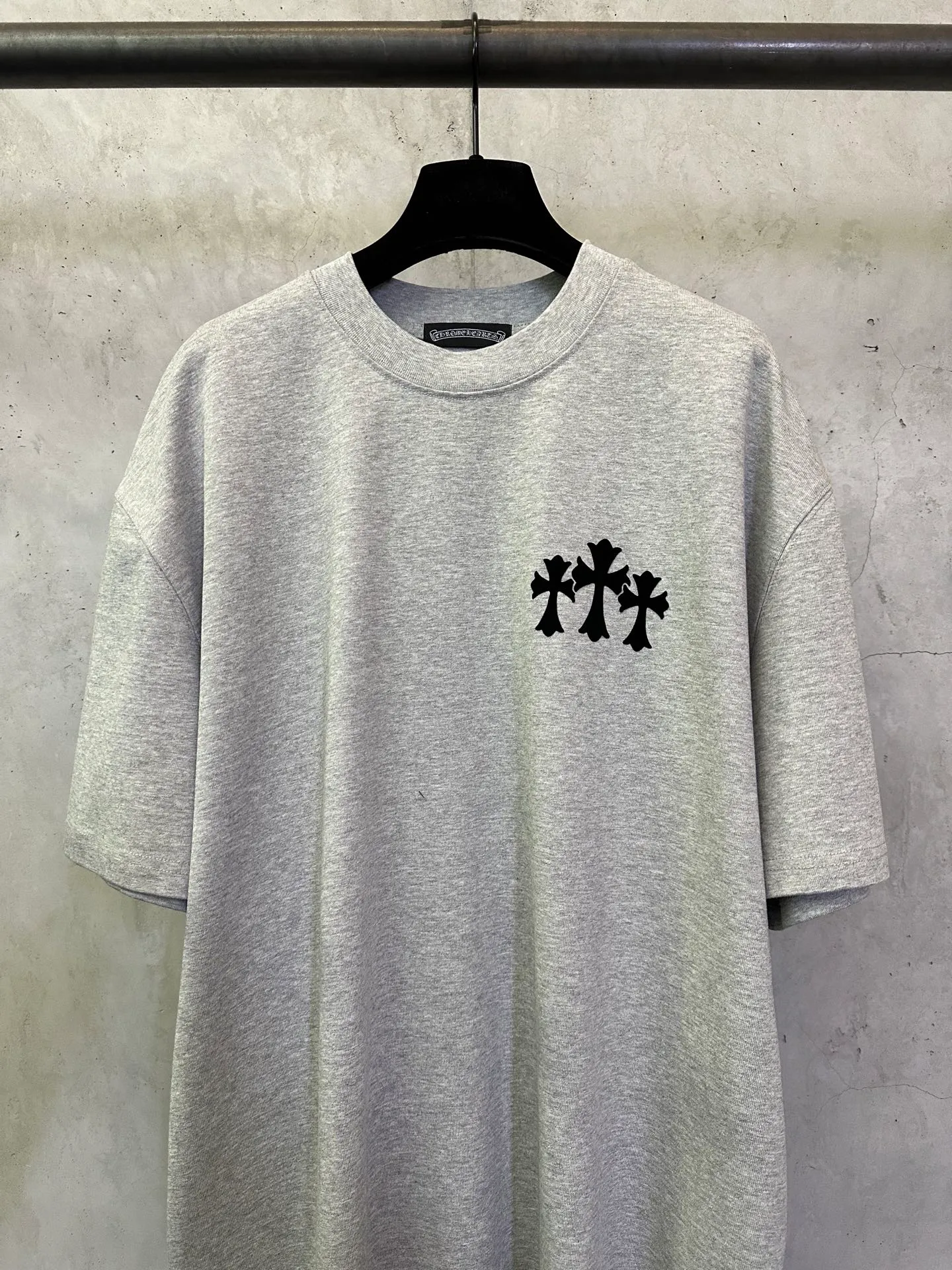 P270 Chrome Hearts 25ss cross flocking printed round neck short-sleeved T-shirt. Fabric is high-definition, super heavyweight cotton, double yarn compact Xinjiang cotton, weight 400g, matched with 2*2 Salona ribs 420g, clean cloth, clear cloth texture, tight feel, stiff, high color fastness, no deformation, no discoloration, custom hardware, thread, accessories, alignment, same style for men and women -Color: black white Gray -Size: XS S M L XL